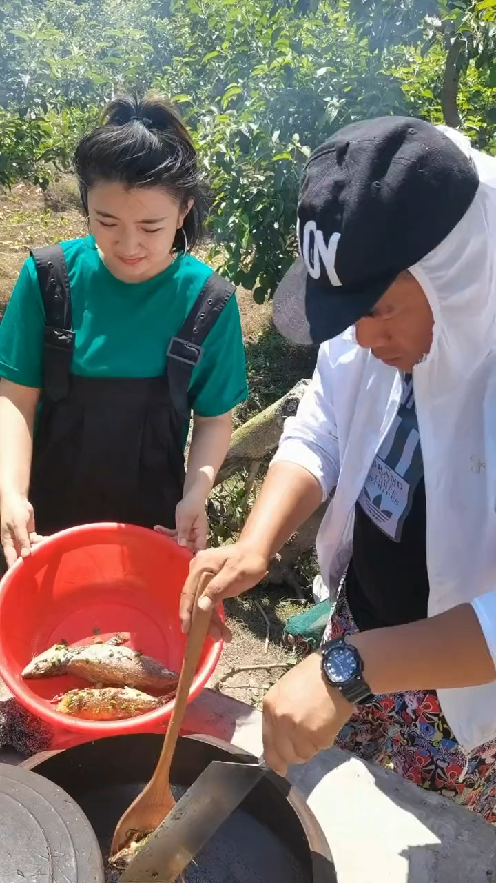 记录我的农村生活上集中午朝鲜族铁锅炖鱼配上辣白菜咸鸭蛋又多个美女