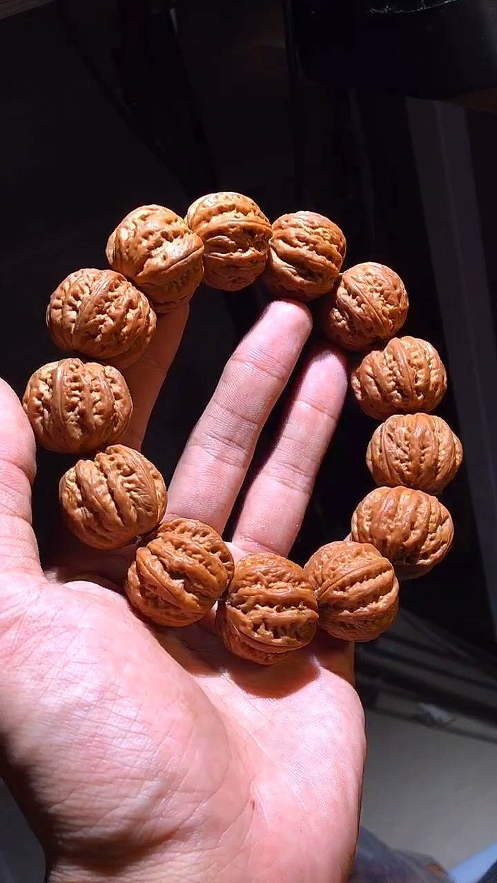 文玩核桃#明星同款的磨盘粗筋京八棱