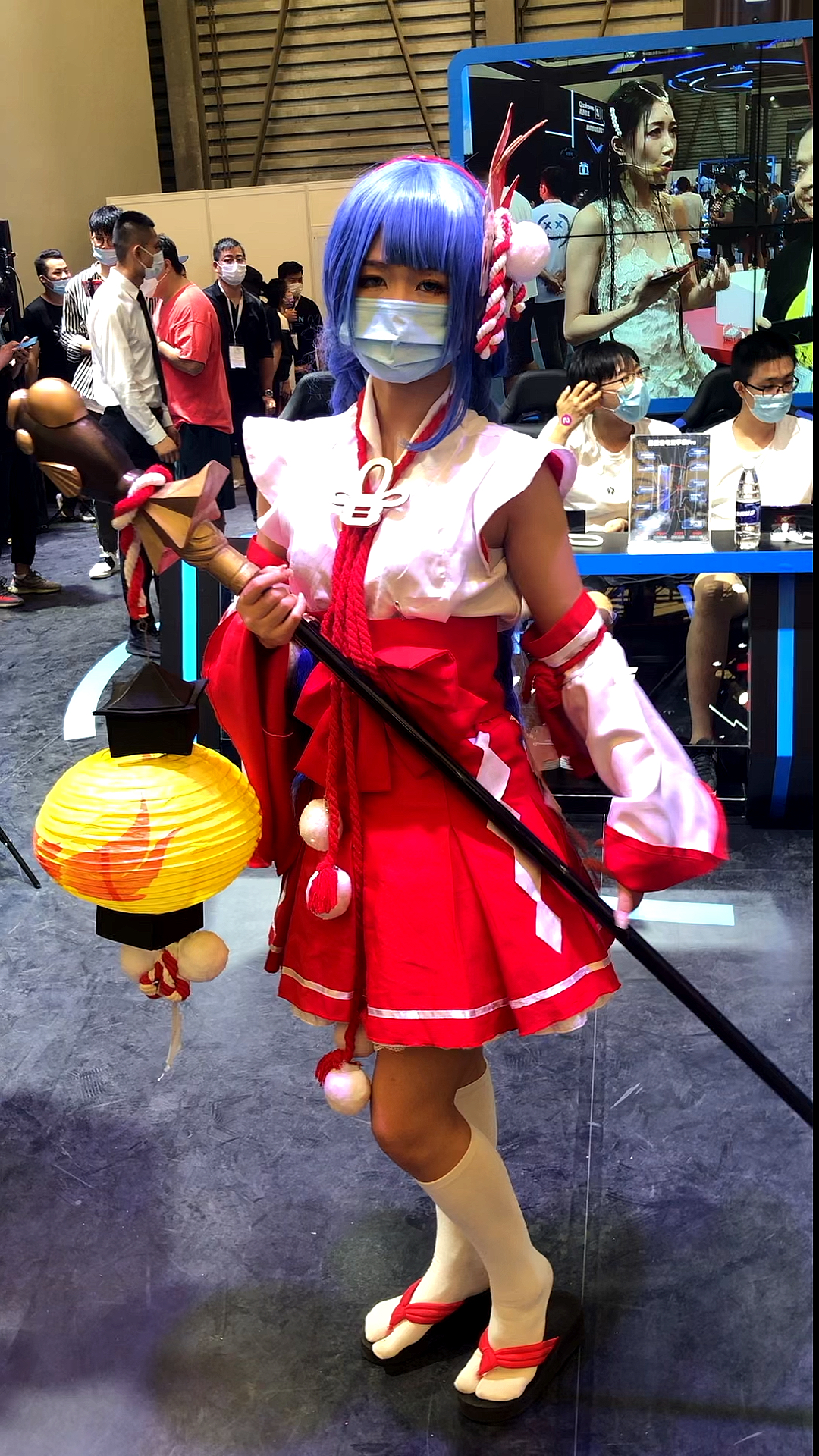 动漫展#cj展的cosplay也戴口罩了,身后大屏幕里是上海嗲妹妹卢小彴缮