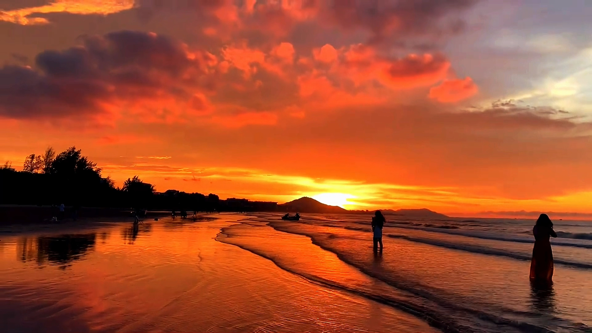 海边日落晚霞#"落日归山海山海藏深意.