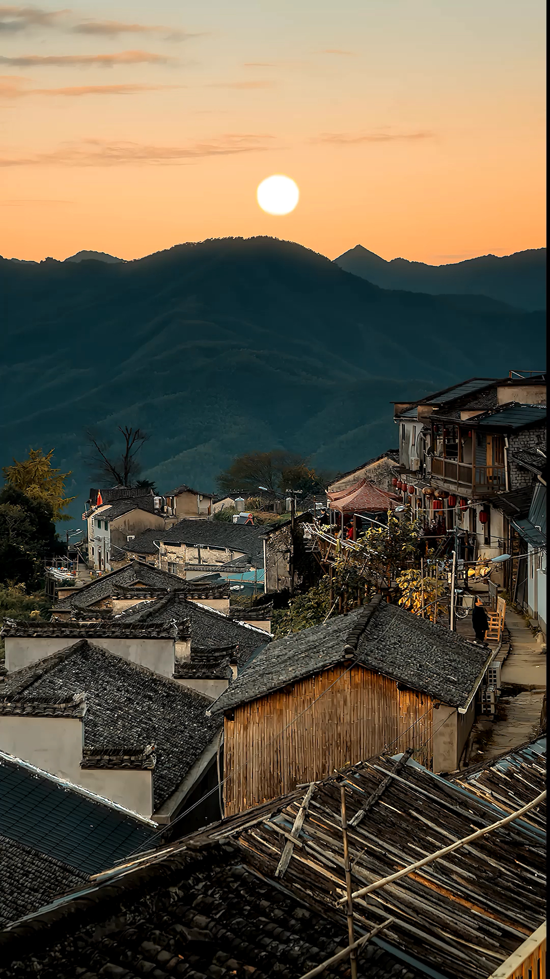 最美的風景#夕陽西沉近黃昏,彩雲朵朵映山村.