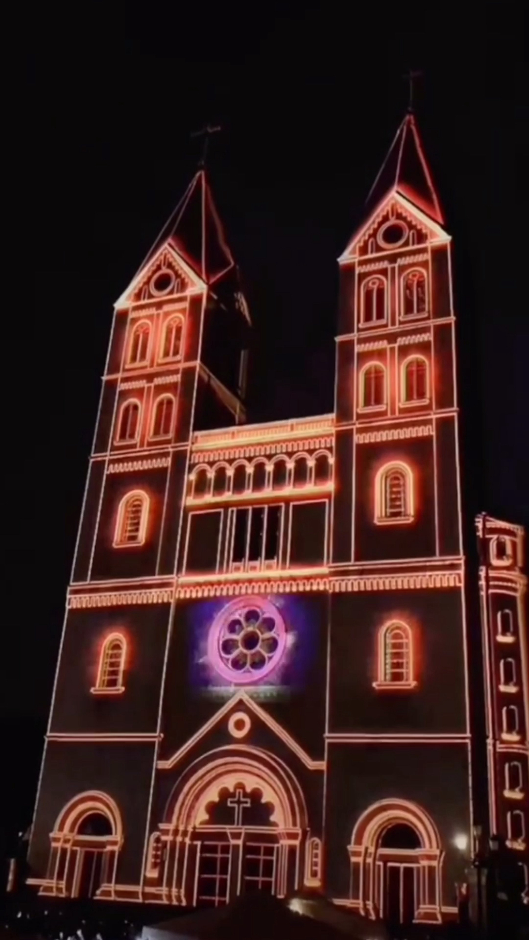 带上全民去旅行青岛天主教堂夜色下的美丽灯光秀好美呀