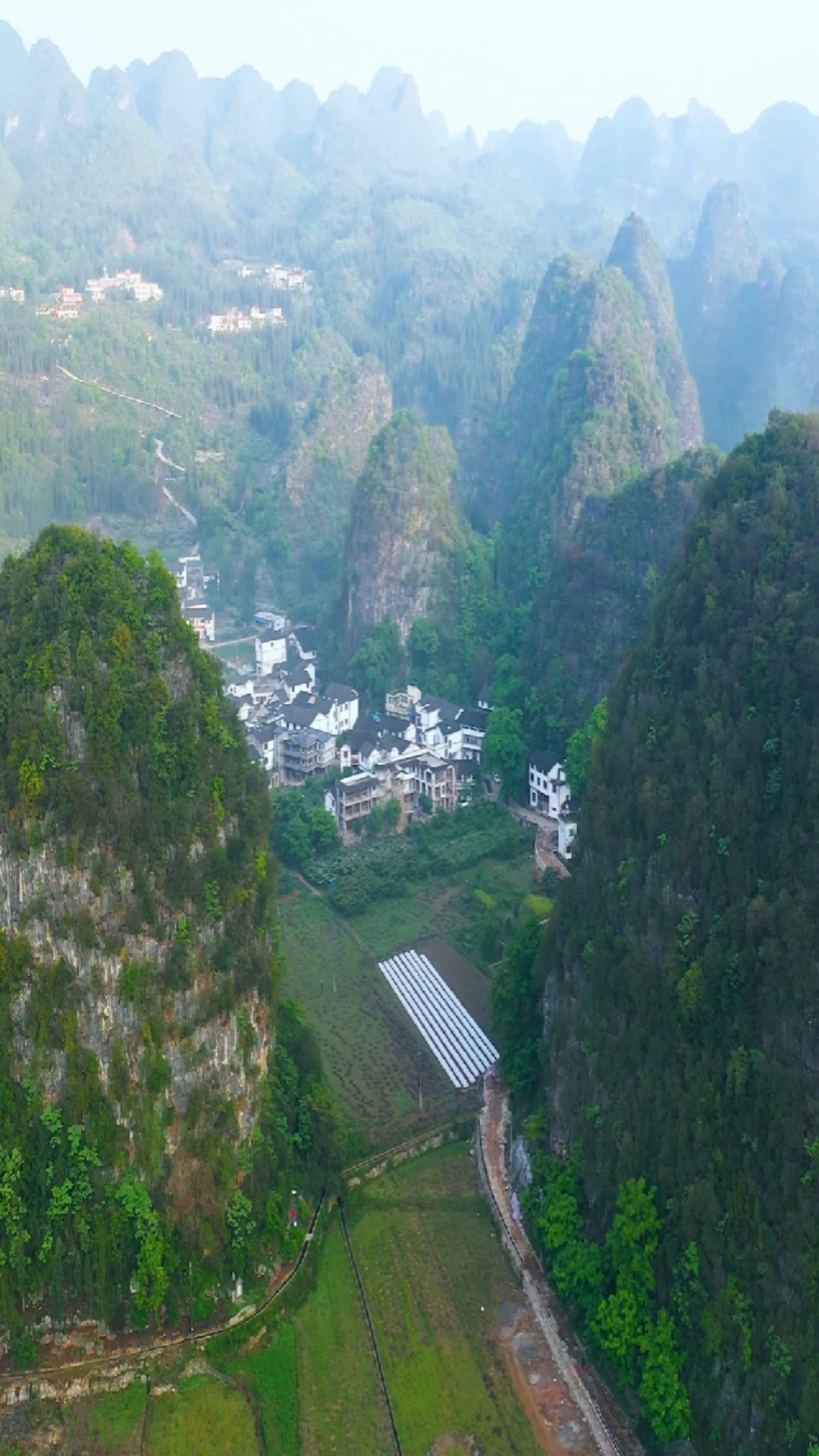 五一出游记#贵州大山里的村庄,周围群山环抱,宛如世外