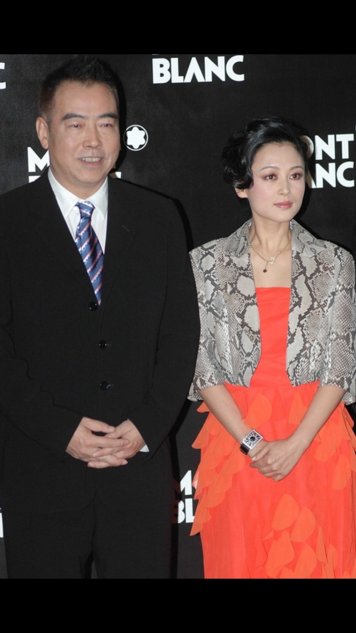 陈红和陈凯歌一起亮相,穿蛇纹图案外套内搭橙色连衣裙,端庄大气
