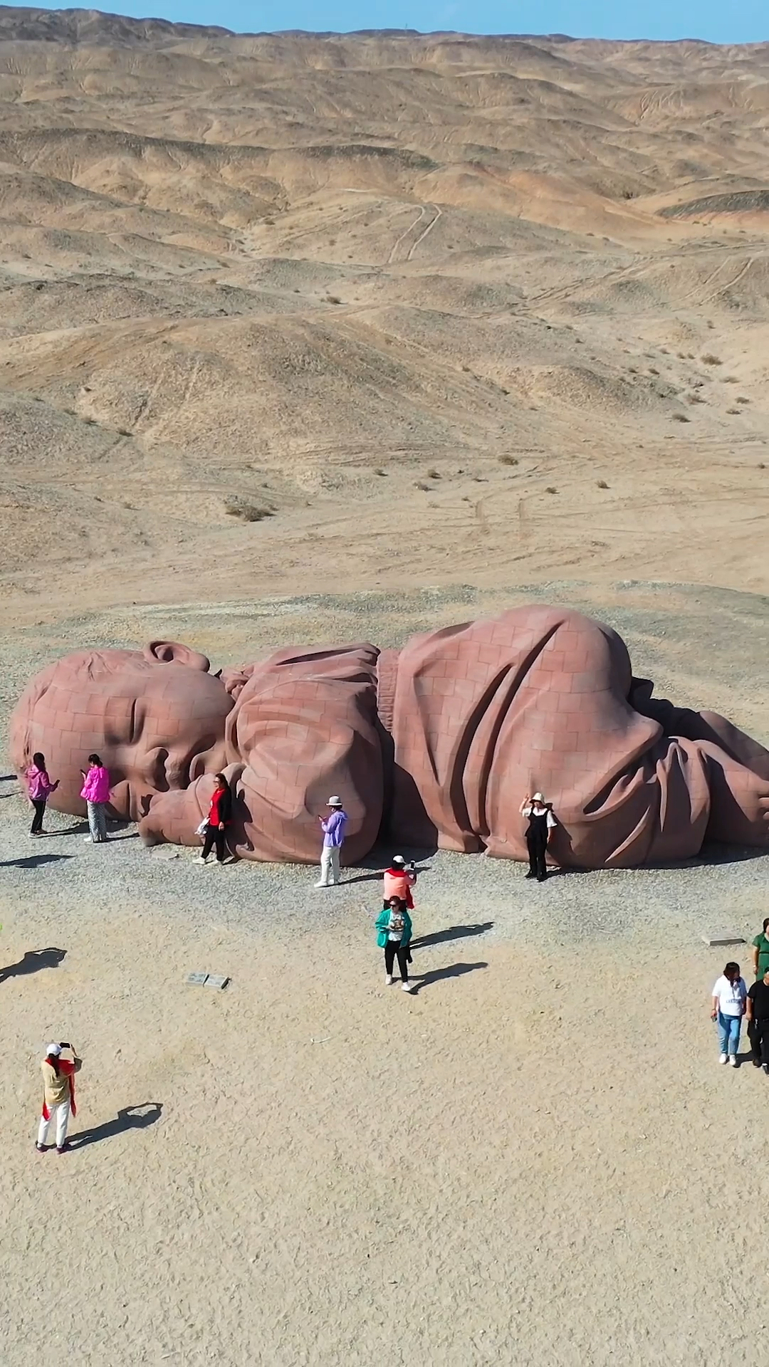 自驾2000多公里就为看一眼沉睡在戈壁滩上的大地之子-度小视