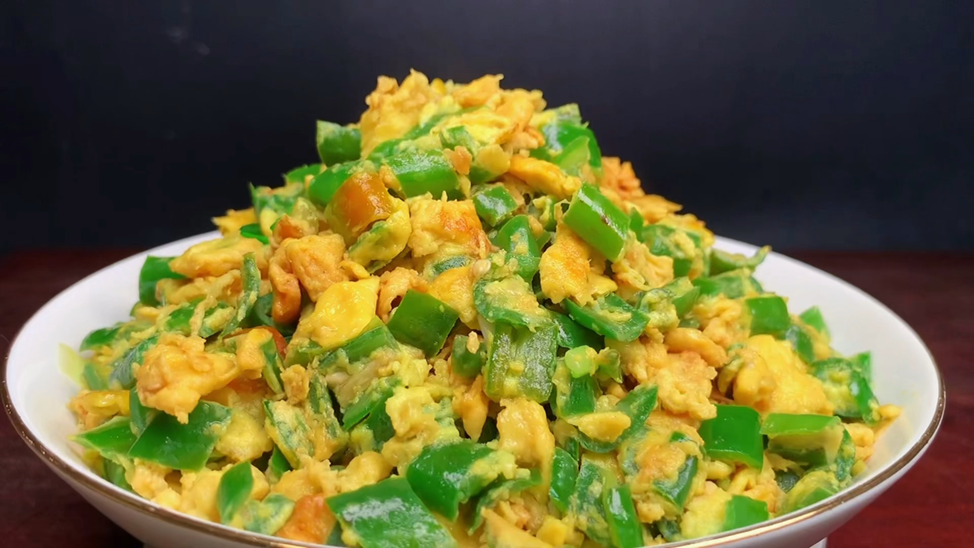 辣椒炒蛋,到底是先炒辣椒还是鸡蛋?很多人都做错,难怪不好吃