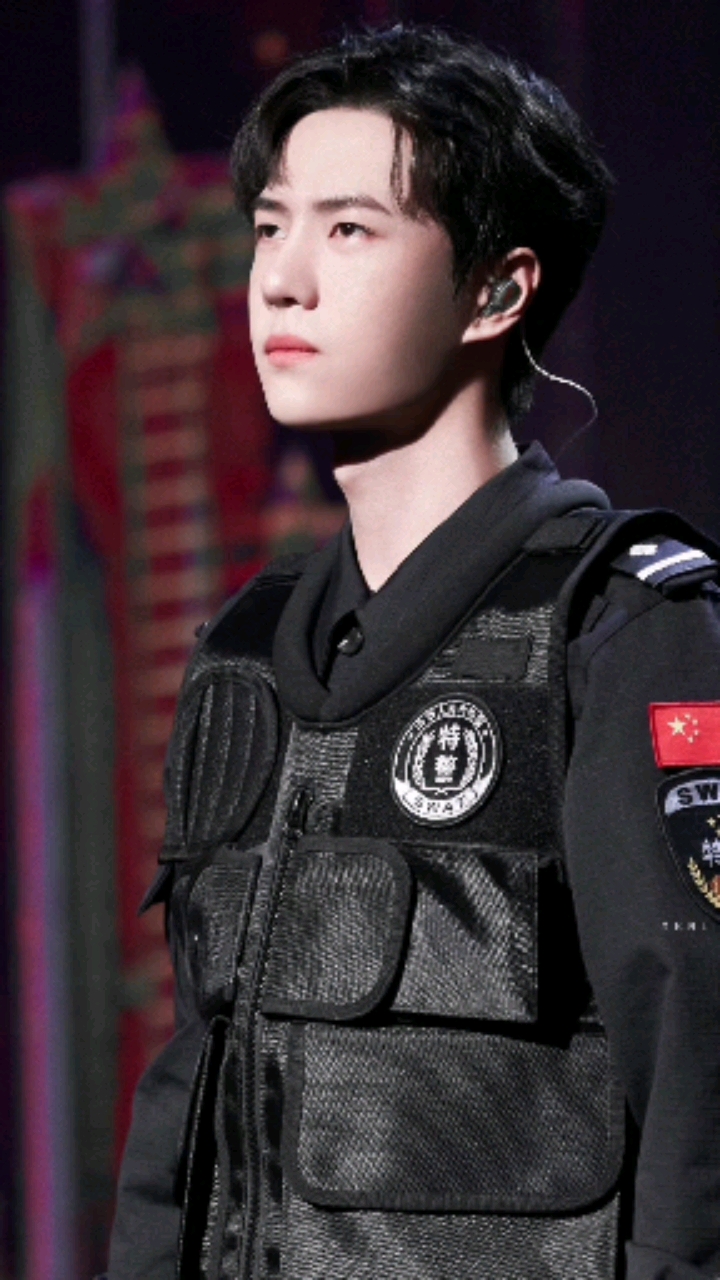 王一博##王一博#穿上特警服的啵崽真是英气逼人
