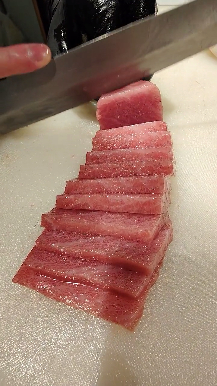 美食#切蓝鳍金枪鱼腩,像不像在切猪肉,你想吃吗?-度