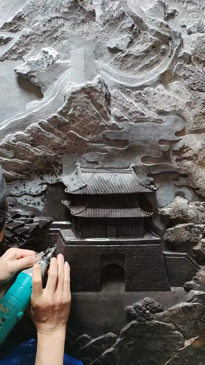 手艺人雕刻三个月,万里长城