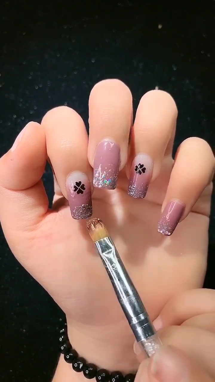 热门美甲#紫色渐变四叶草美甲