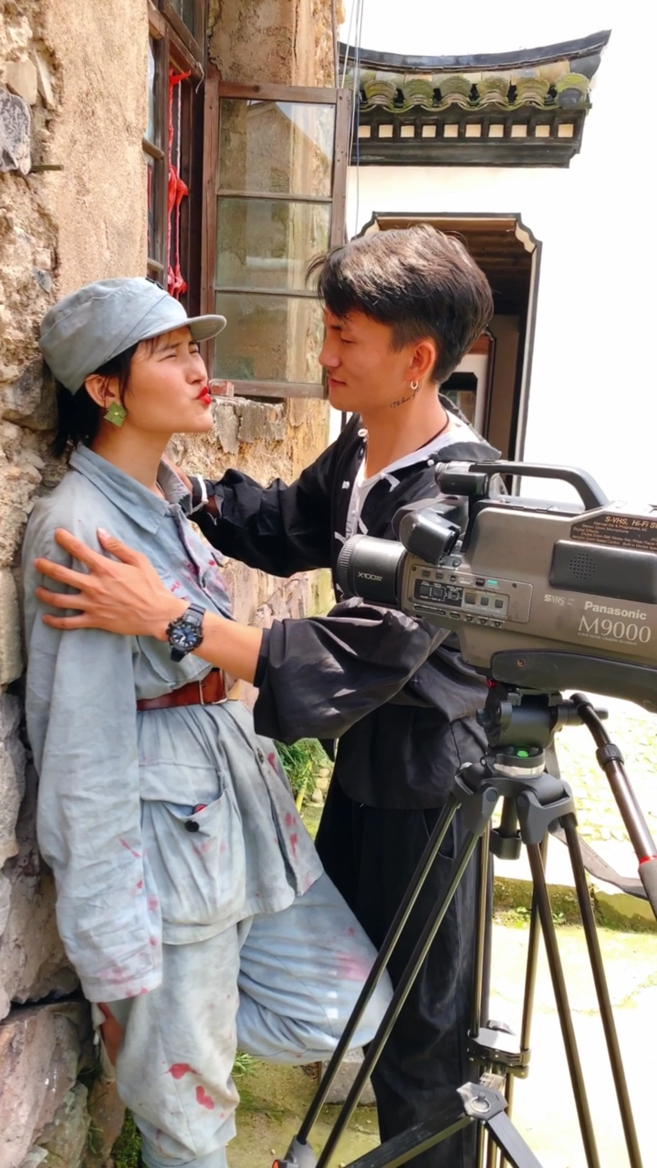 现场,喜欢拍戏的朋友们帮忙点点关注,我带你们了解更多明星幕后拍摄