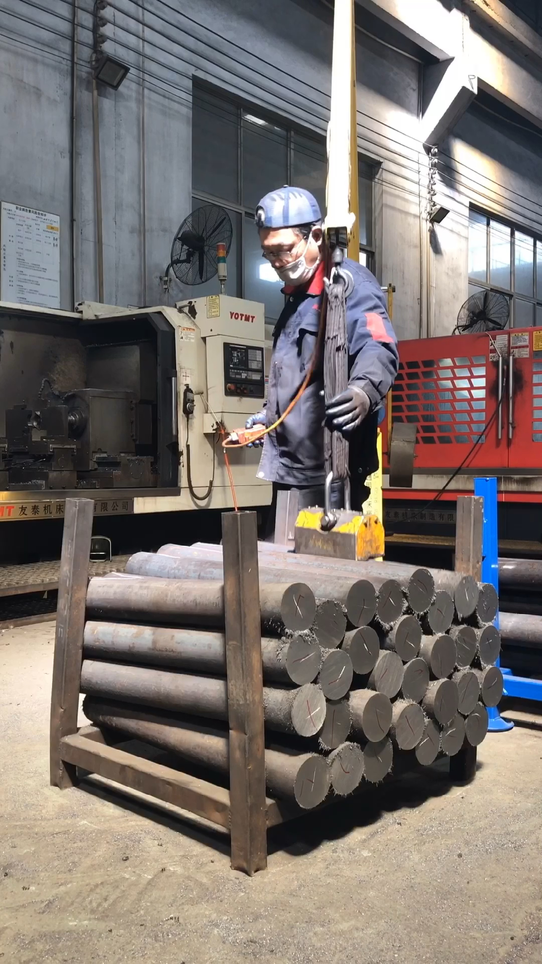 机械加工#工人搬运不累腰,看看山东某工厂发明的平衡器.