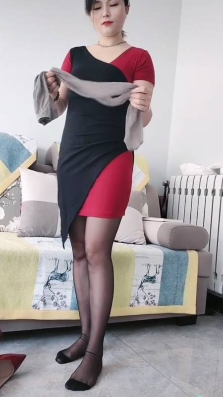 穿着丝袜站在地板上,大姐你的脚不冷的吗-全民小视频