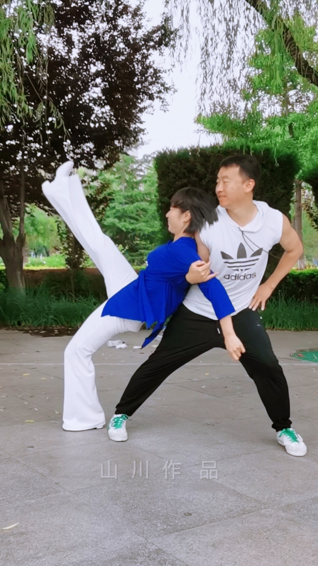 记录生活滨芳兄妹跳舞多年了总是那么幸福