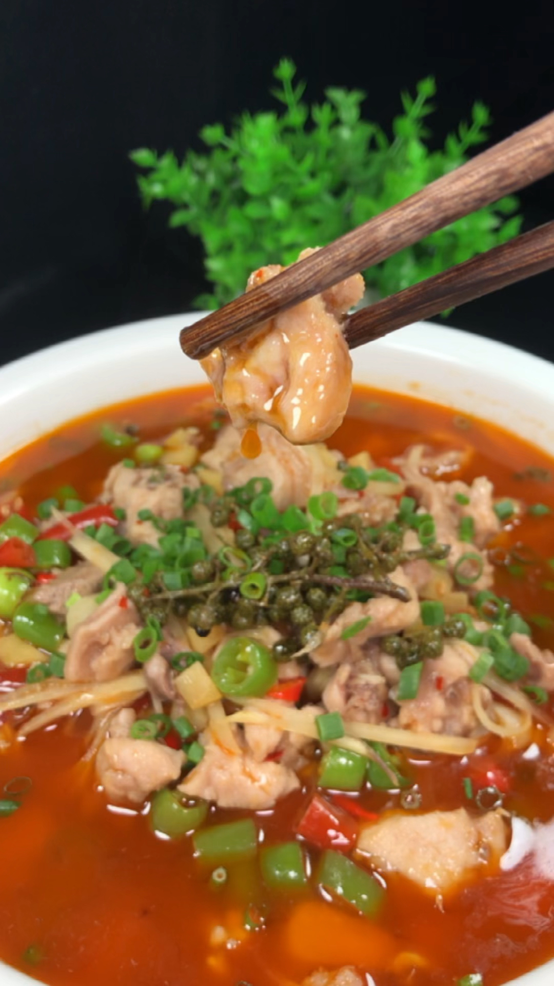 家乡特色美食厨师长分享一道鲜椒水煮兔的家庭做法