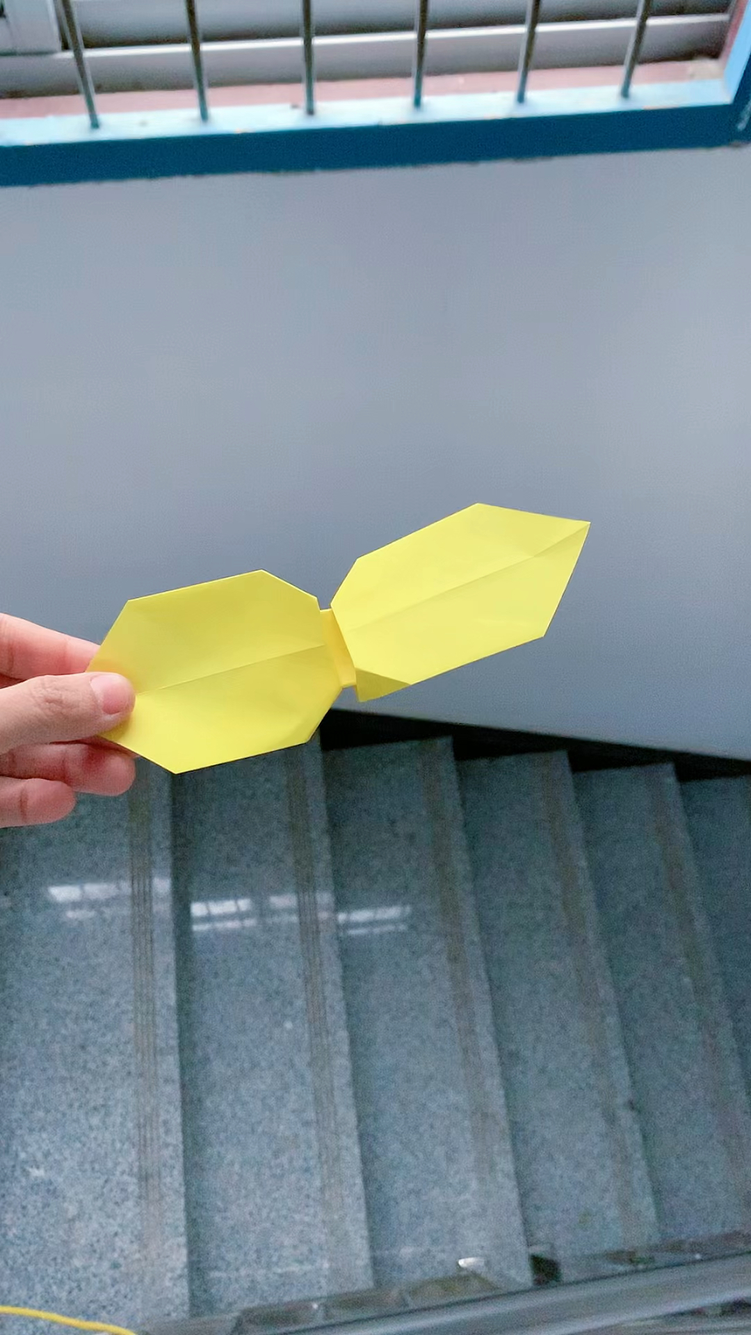 一张纸折的竹蜻蜓,放手就能旋转下落,非常好玩,快来试试-度小视