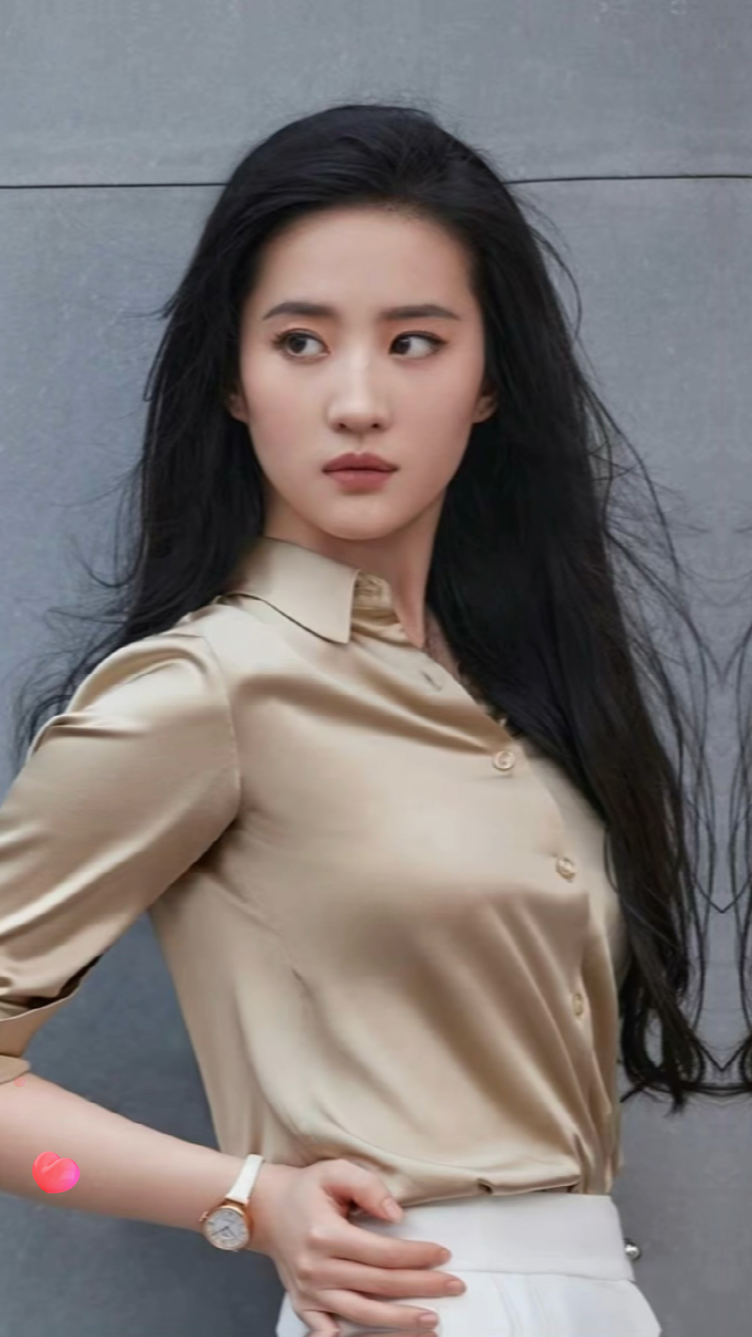 刘亦菲#职业装的刘亦菲,不知道是妆容还是造型的问题,总感觉跟印象中