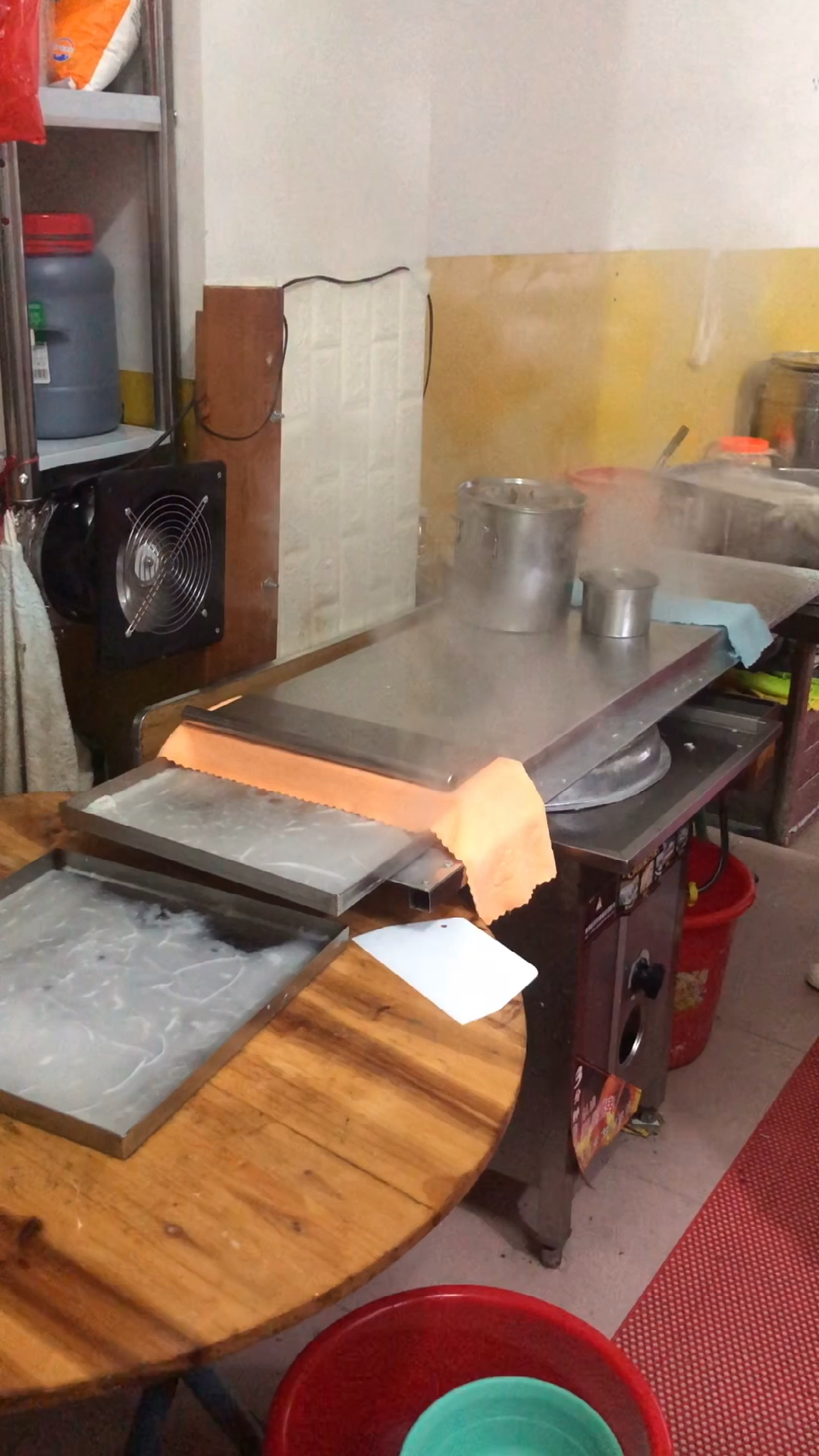 任何款式的蒸肠粉机都是可以做手工肠粉,而我们选择这种款式,因为它蒸