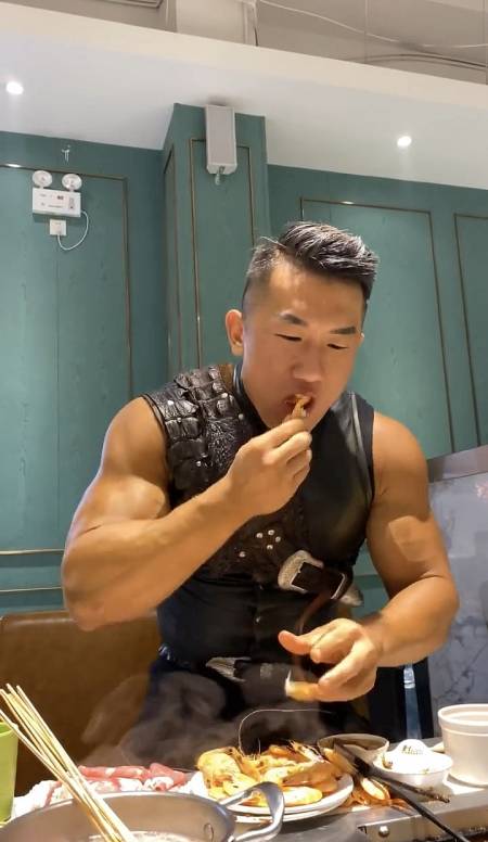 健身健身狂魔德国军官是怎么吃饭的你肯定想象不到实力碾压小鲜肉力量