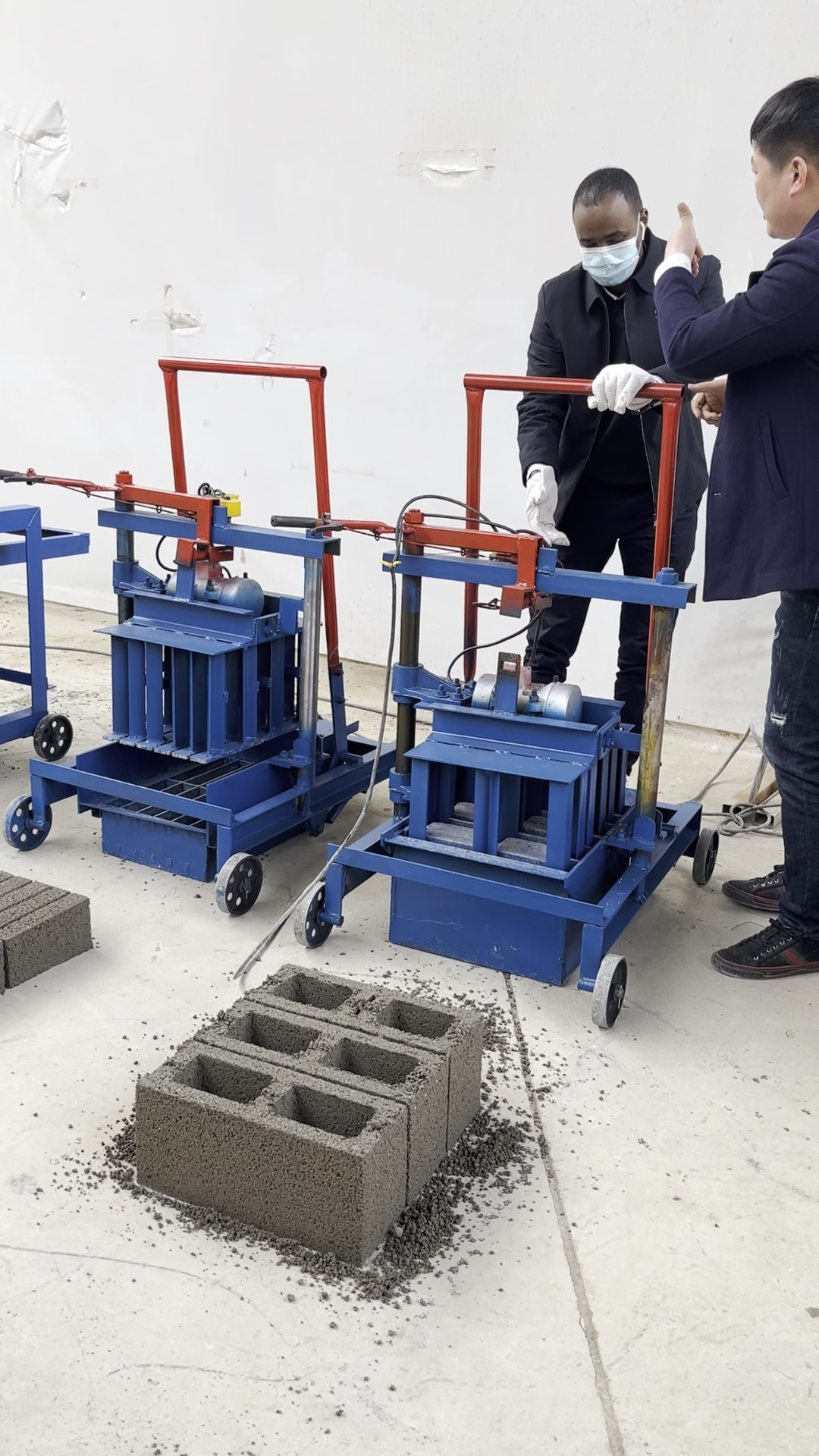 水泥砖机#小型移动水泥空心砖,一机多用,可更换模型.