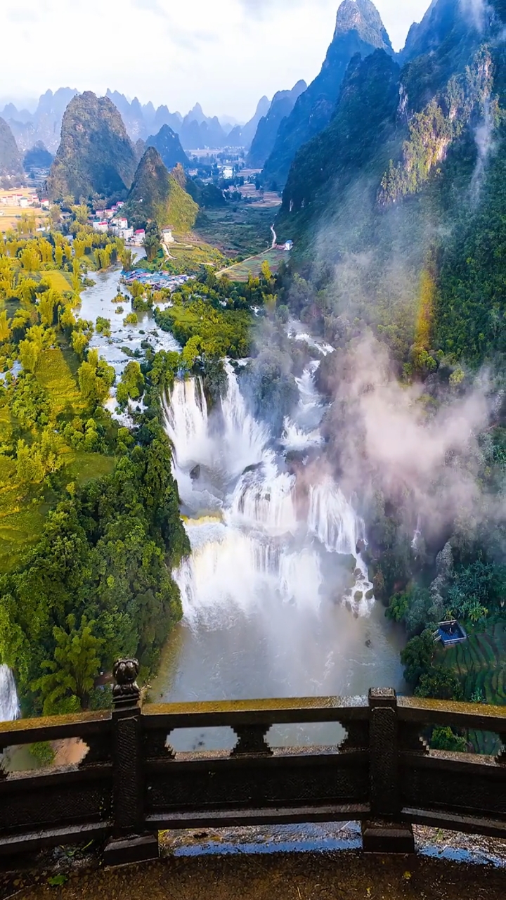 中越边境的德天瀑布,一面属于中国年入百万游客,一面属于越南冷冷清清