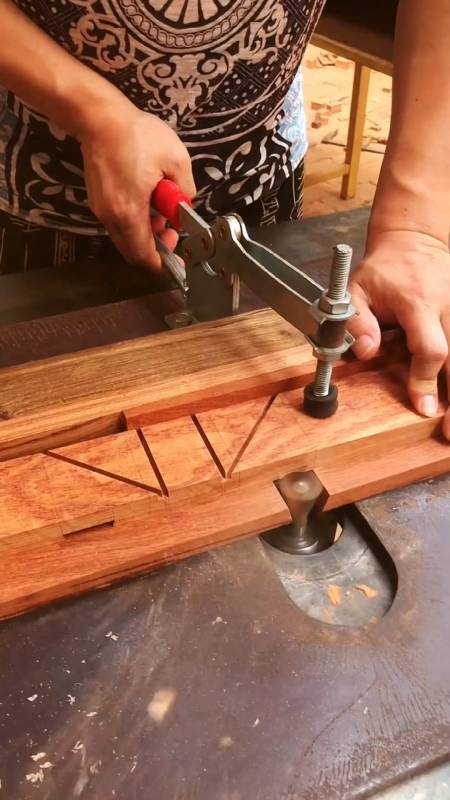 红木家具机械开榫,相对手工而且确实方便不少,而且精细程度也很高!