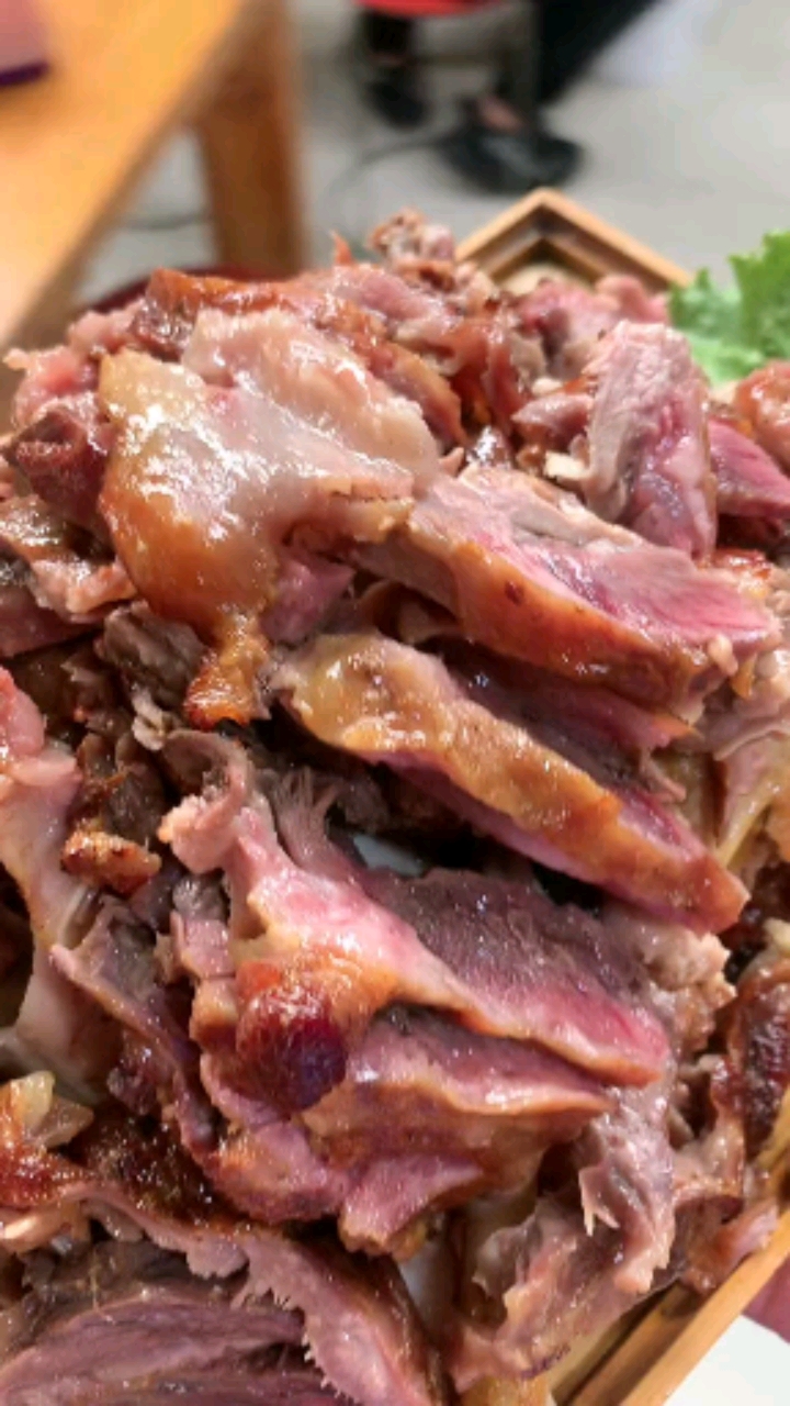 美食看中国#特色烤羊头香味浓郁,垂涎欲滴.