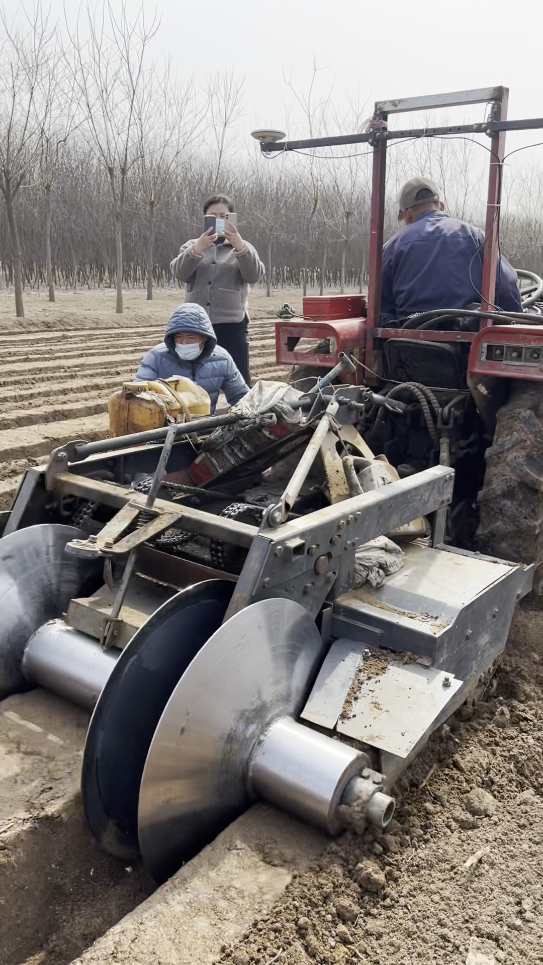 大葱开沟机,40-70马力拖拉机带动的开沟机