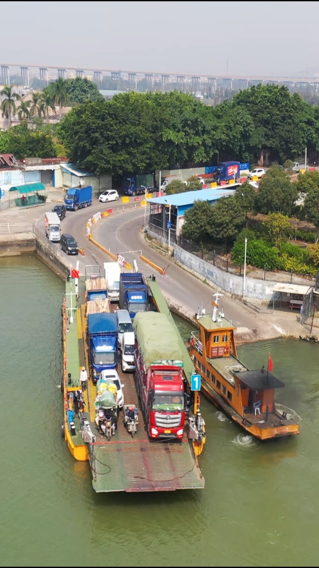 航拍汽车轮渡过江,大车15元,小车10元,每天挣上万元-度小视