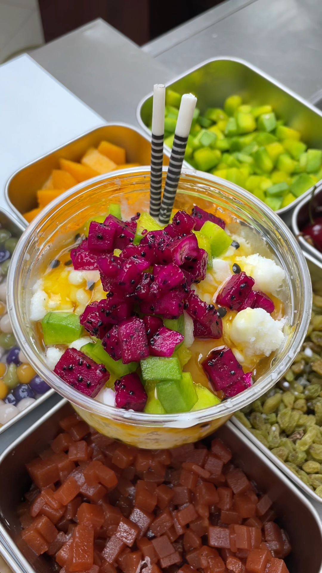 一桶雪花酪,八种水果小料,一个小推车,一个人就能做,哪里人多去哪里,