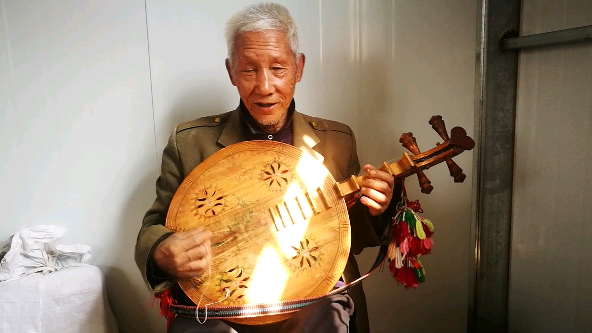 用彝族四弦弹奏一曲