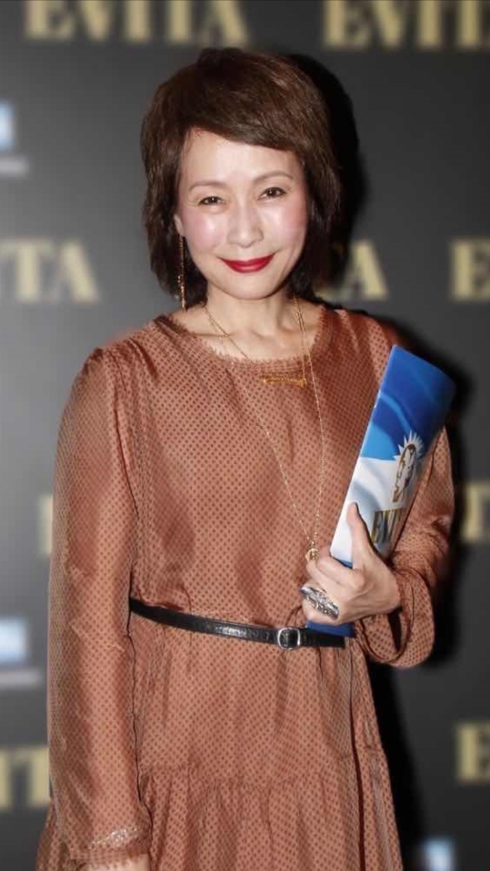 57岁叶童终究是美人迟暮!棕色连衣裙优雅从容,眼角皱纹难掩老态