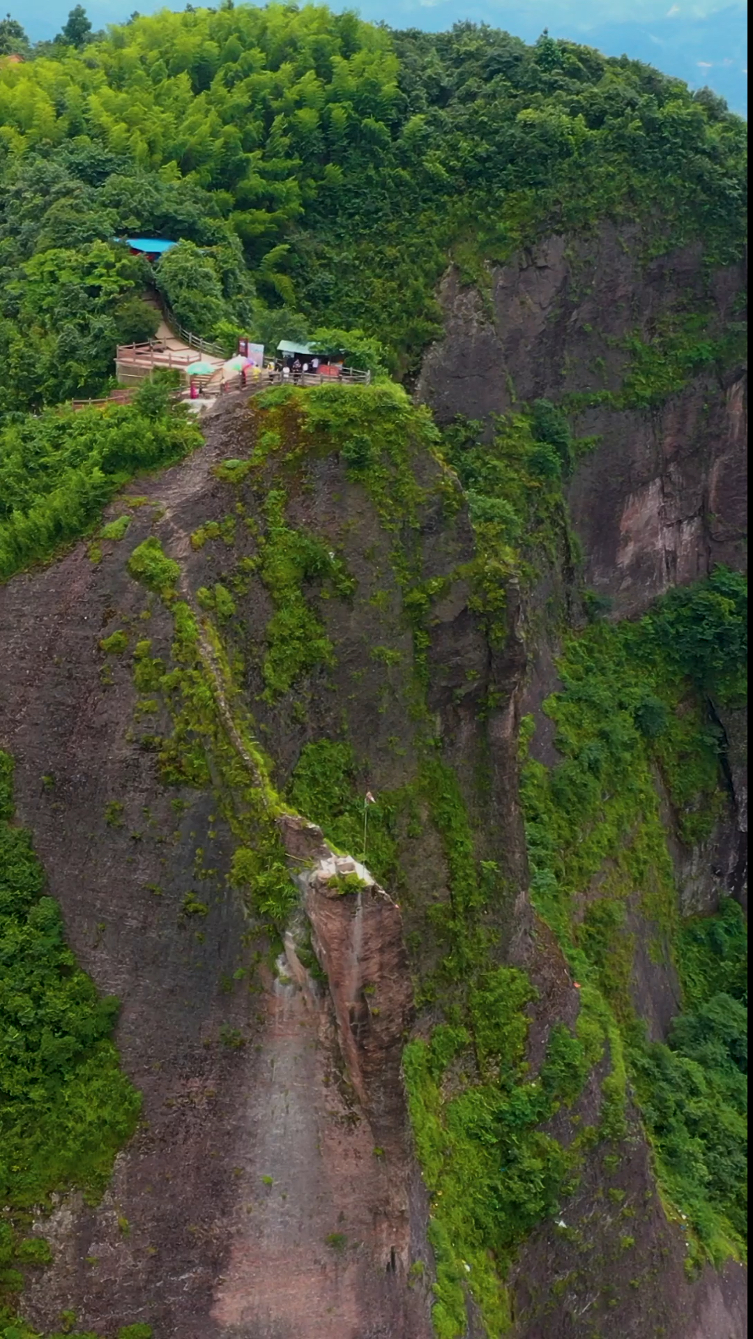 全民请你去旅行#八角寨龙头香,龙脊上的烧香路,佩服祈福人的勇气-度