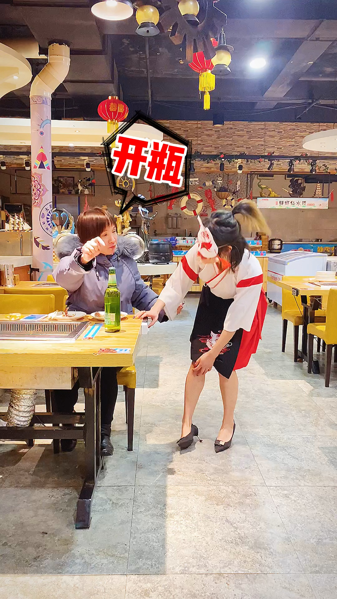 网红花式搞笑开瓶猫猫#太难了,这酒咋喝咋有股味儿