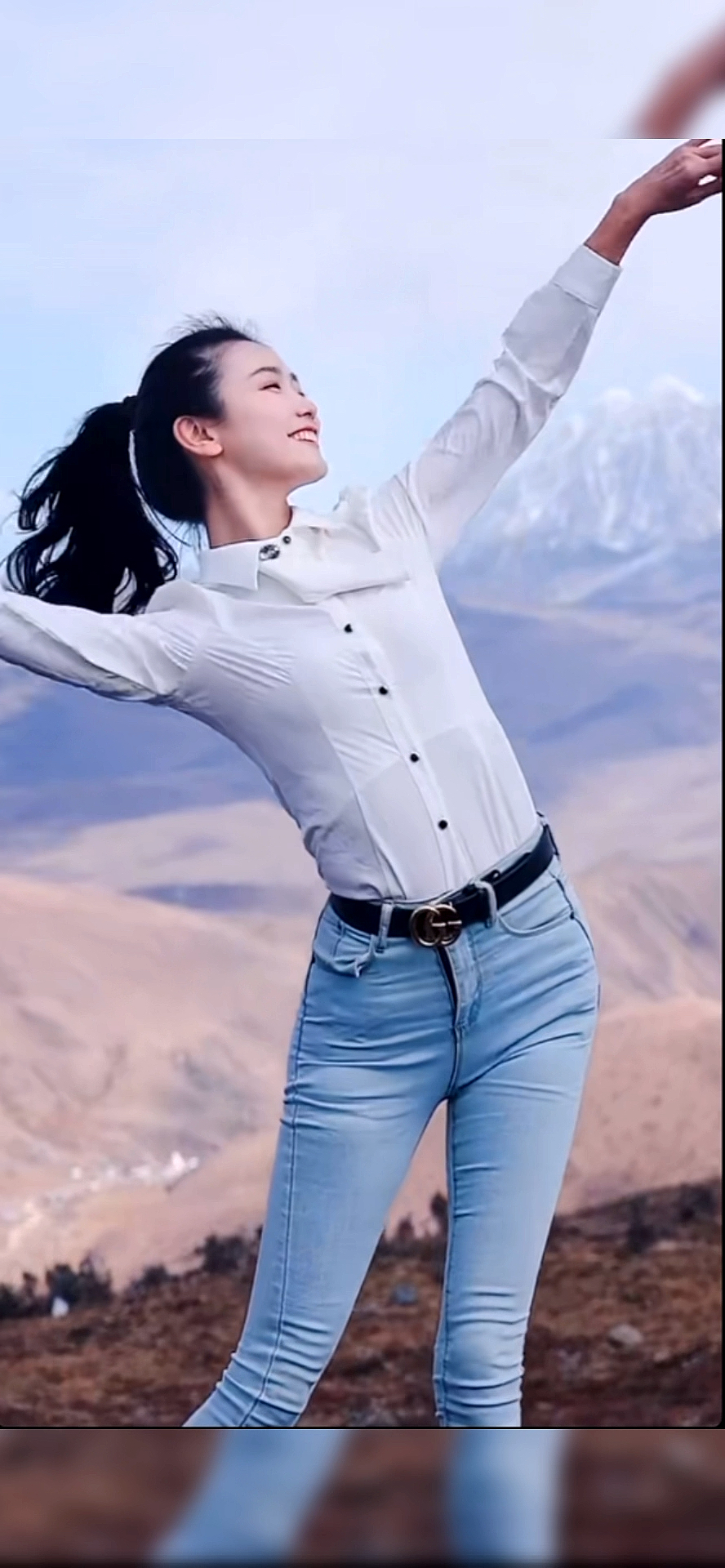 草原美女#跳舞#白狐