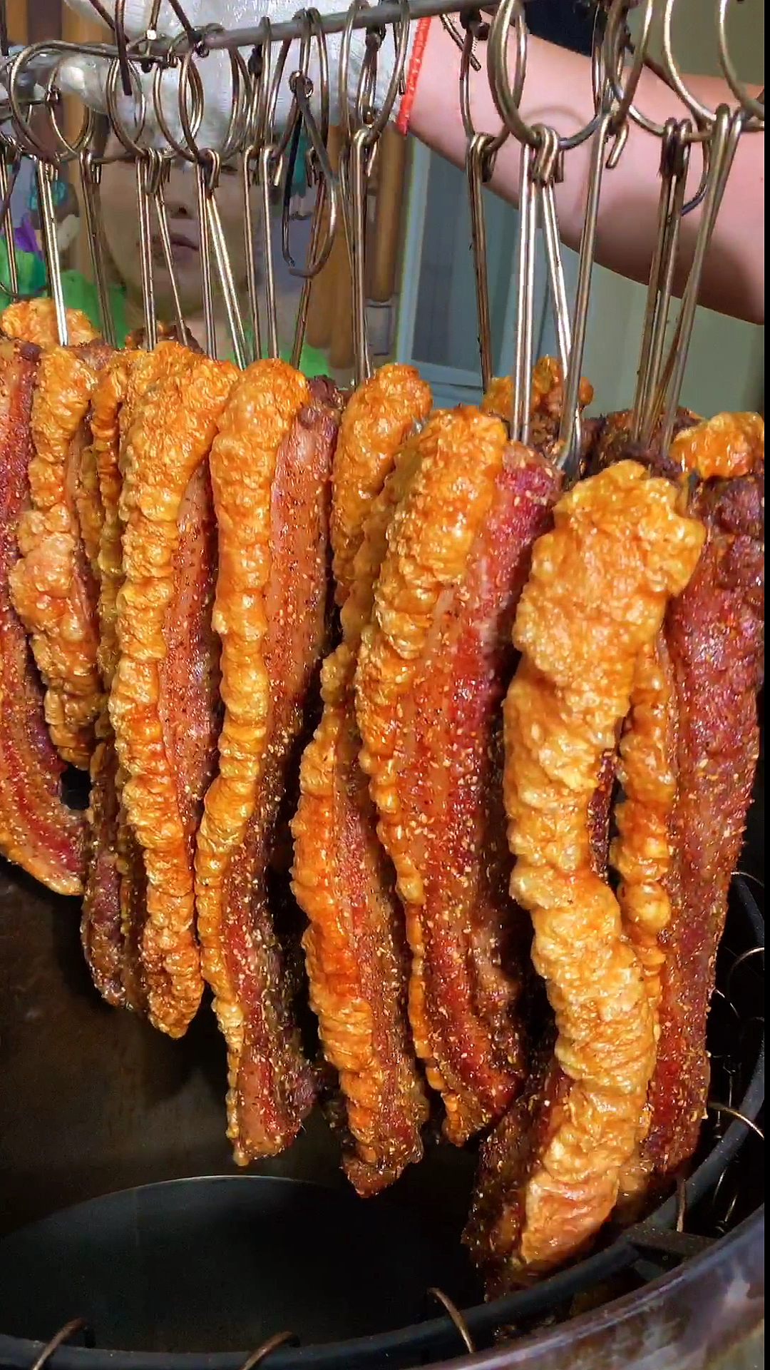 一锅能烤一百多斤脆皮五花肉