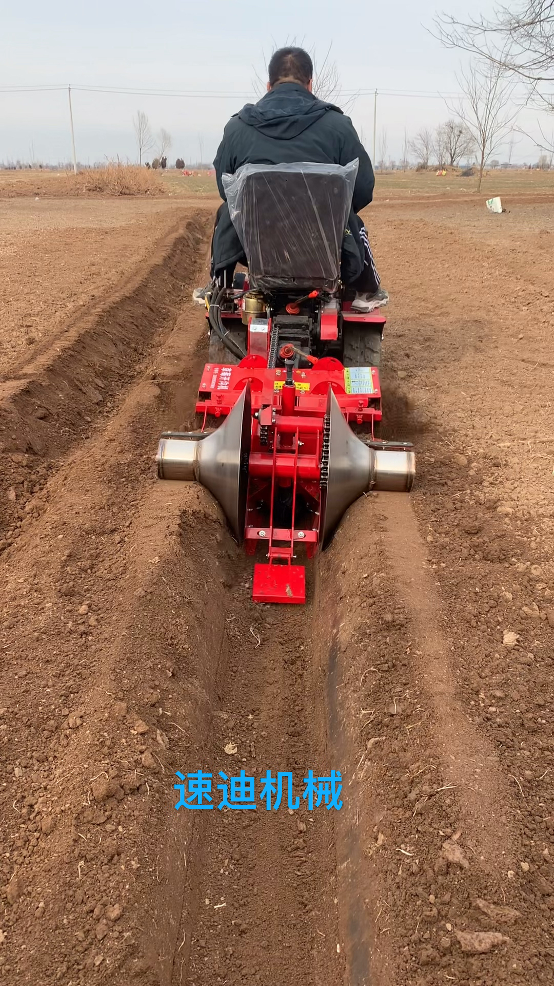 草莓起垄机,25马力履带微耕机加装草莓开沟机
