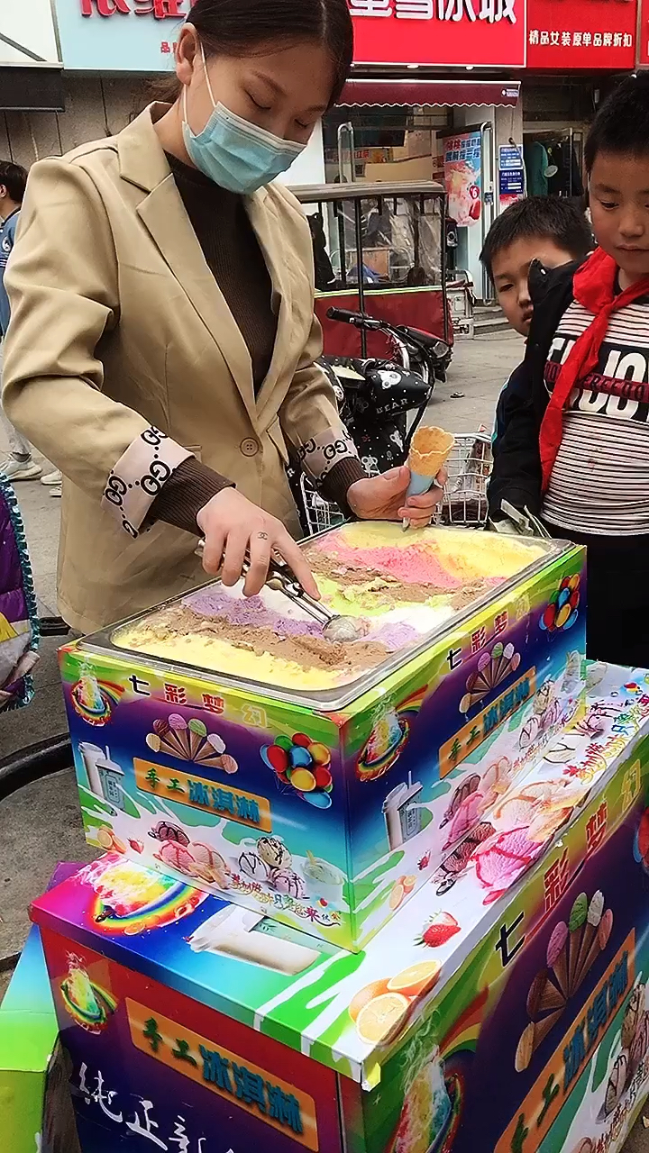 00后宝妈出摊彩虹冰激凌成本5毛卖两块