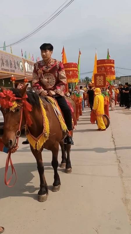 古代婚礼新郎骑马迎亲图片