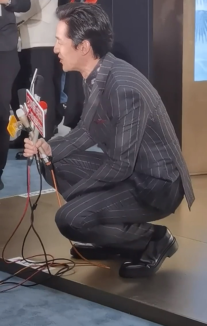 胡歌胡歌蹲下来接受记者采访一个举动就能体现出个人素养胡歌真的太暖