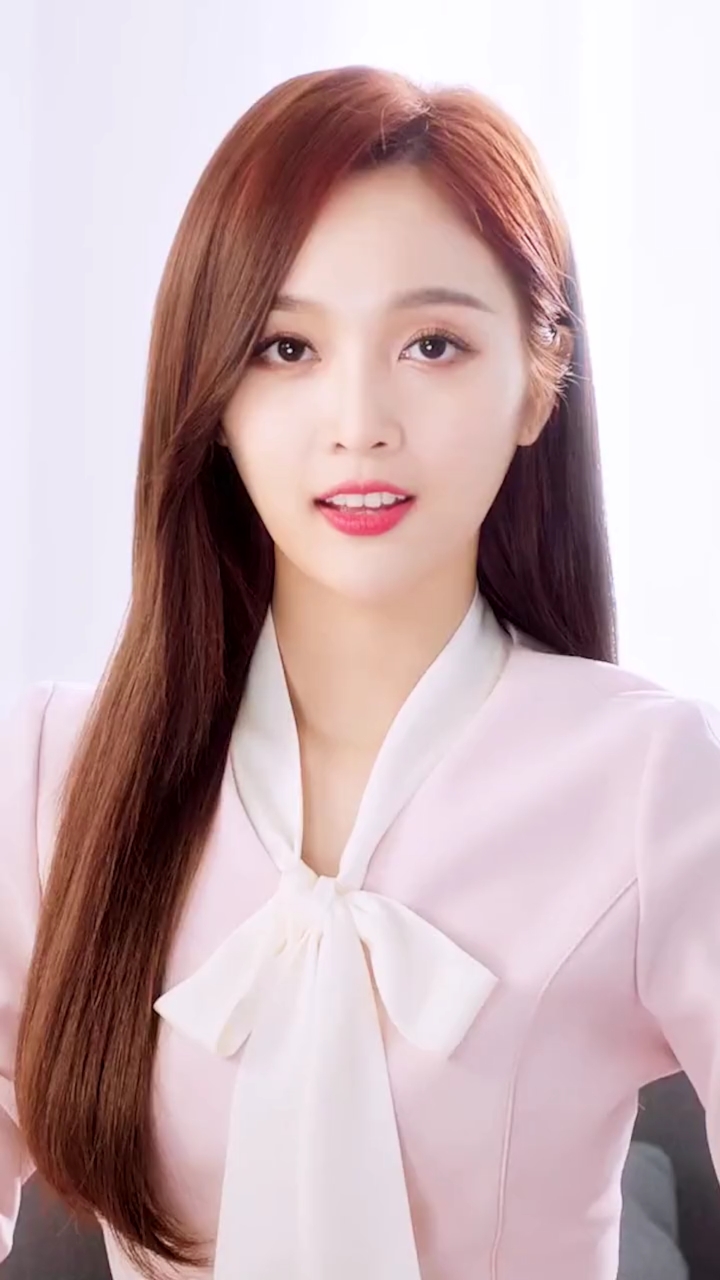 火箭少女101#吴宣仪好甜美的小姐姐,舔手指都那么可爱,太a了#吴宣仪