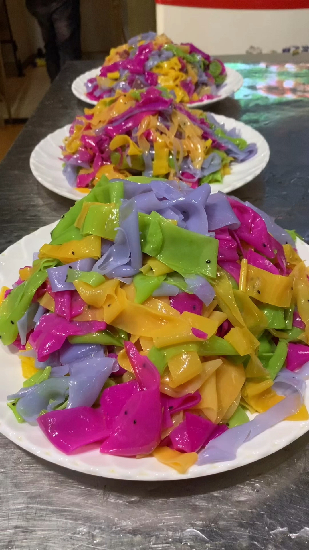 婚后为了不让老公再出去打工,摆摊卖果蔬凉皮5元一张,一天做八九百张