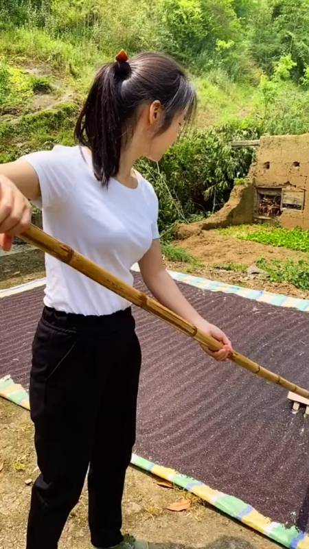 地道的农村女儿,出生贫寒,性格文静,不羡慕,不攀比没文化没才艺,只有