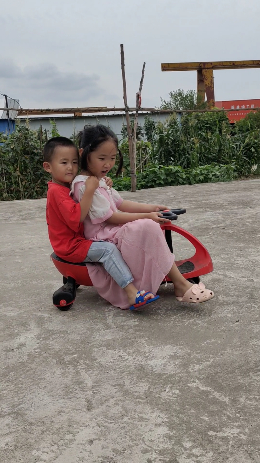 熊孩子的日常#姐姐带着弟弟一起开溜溜车