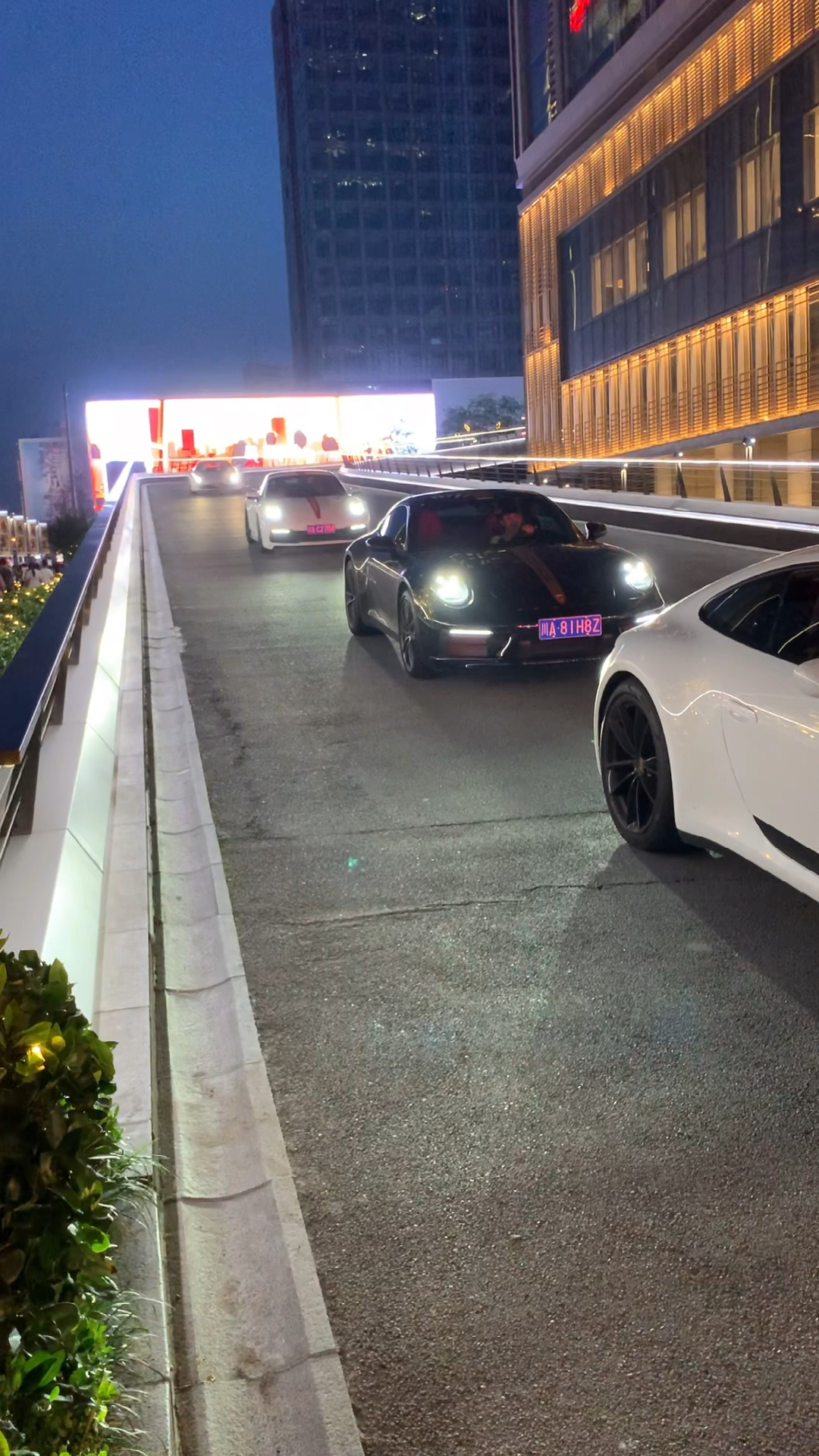 成都豪车网红坡排面全靠成都富家公子组队过来炸场超跑车队小牛带队