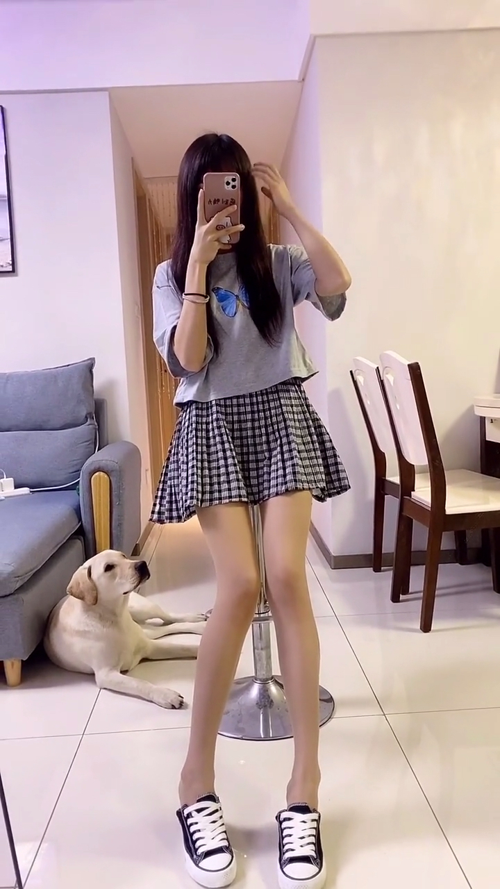 小姐姐#你的女友已上线大长腿今日自拍评论出来嘿嘿