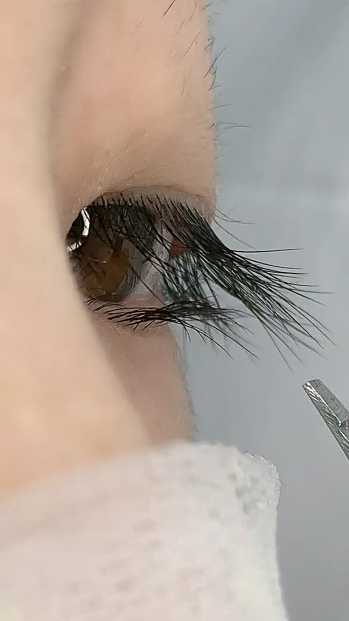50岁阿姨又来养睫毛了