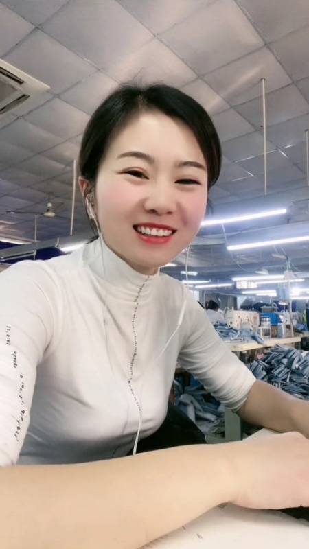 厂里好多帅哥美女成双成对,可我还是孤单一个,哥,你愿来这里陪我吗?