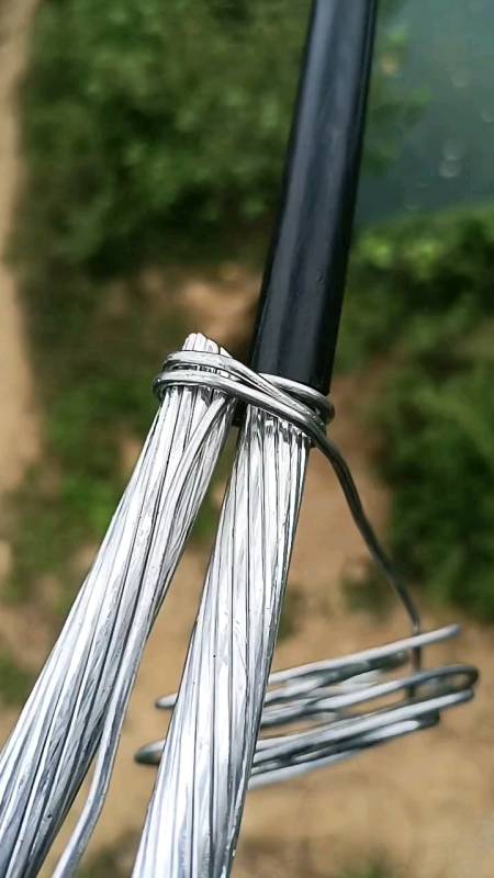 断联杆上10千伏绝缘导线已架设完成,我开始这样用铝扎线缠绕