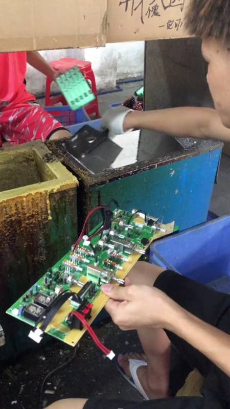 浸锡师傅动作熟练,佩服佩服